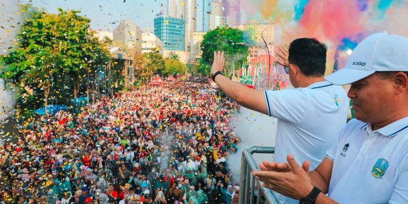 10.000 Masyarakat Ikuti Jalan Sehat Hari Santri di Gedung Grahadi