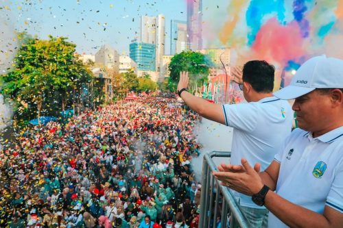 10.000 Masyarakat Ikuti Jalan Sehat Hari Santri di Gedung Grahadi