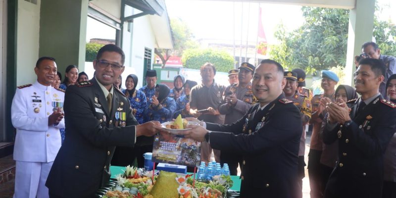 Kapolres Pasuruan Beri Kejutan HUT ke-79 TNI di Makodim 0819 Pasuruan