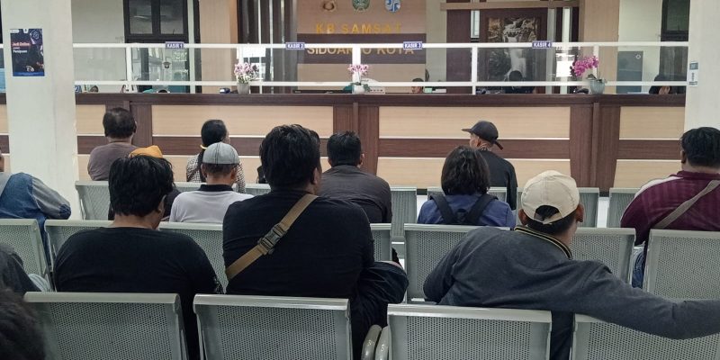 Antrian Pemohon Wajib Pajak dalam Pemutihan Pajak di Samsat Kota Sidoarjo