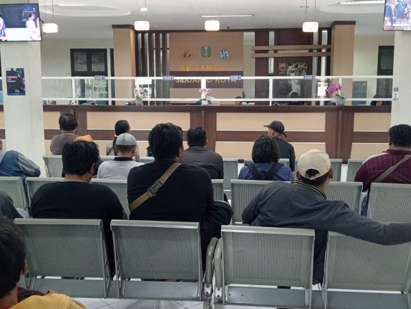 Antrian Pemohon Wajib Pajak dalam Pemutihan Pajak di Samsat Kota Sidoarjo