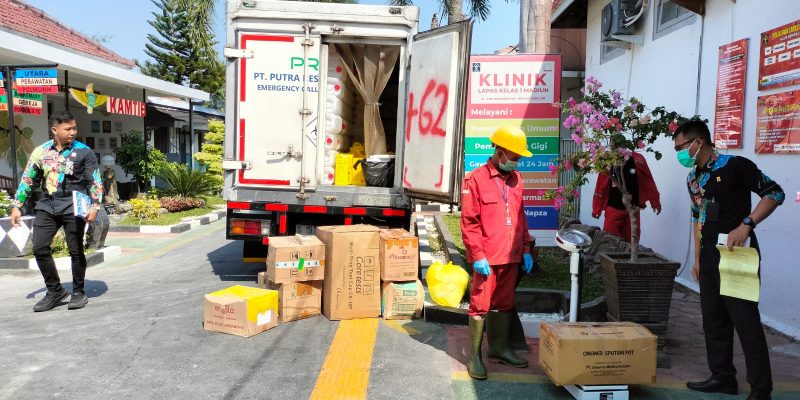 Lapas I Madiun Laksanakan Pengangkutan Sampah Limbah Medis