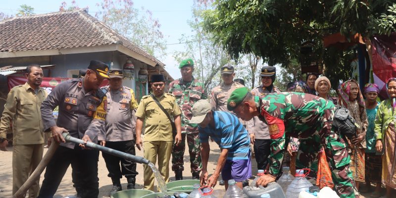Polres Pasuruan Bagikan Air Bersih dan Sembako di Kecamatan Kejayan