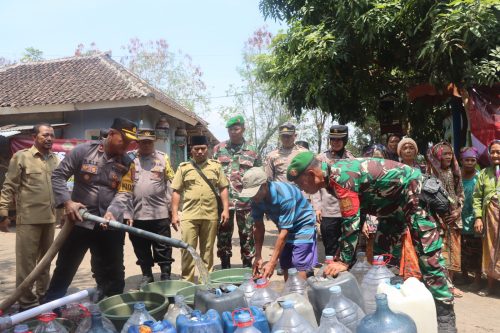 Polres Pasuruan Bagikan Air Bersih dan Sembako di Kecamatan Kejayan