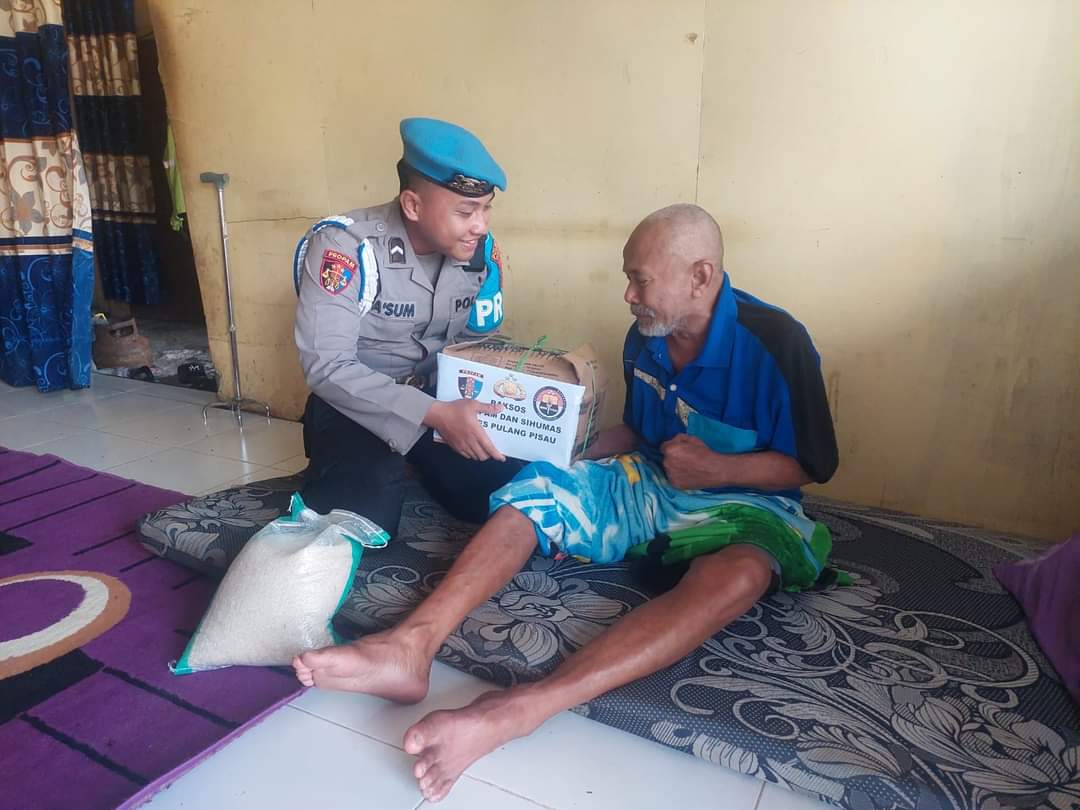 Kunjungi Warga Kurang Mampu, Sie Propam Polres Pulang Pisau Berikan Bantuan Sembako