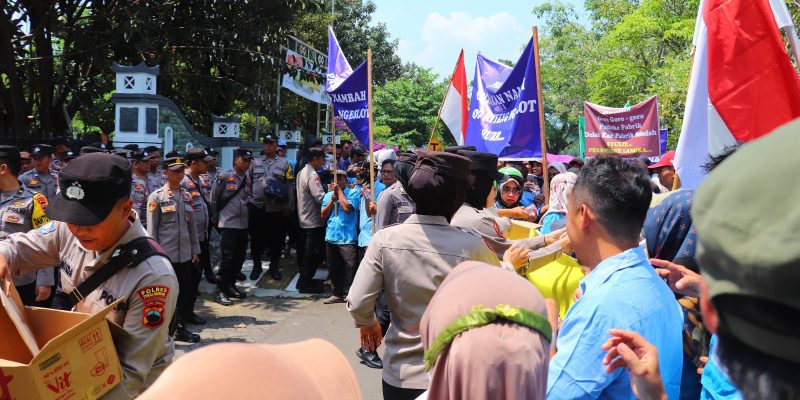 Ratusan Polisi Amankan Audiensi Karyawan PT. Panamtex di DPRD Kabupaten Pekalongan