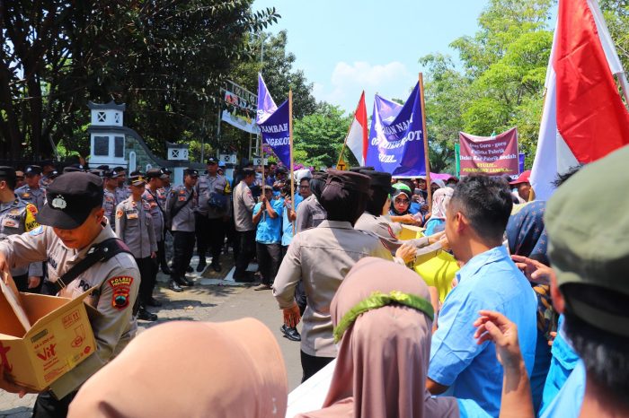 Ratusan Polisi Amankan Audiensi Karyawan PT. Panamtex di DPRD Kabupaten Pekalongan