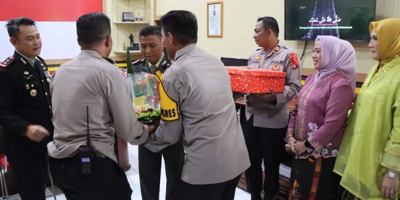 Beri Kejutan Manis di HUT TNI ke 79, Kapolres Pulang Pisau Bawa Kue Ulang Tahun dan Tumpeng ke Markas Kodim 1011/Klk