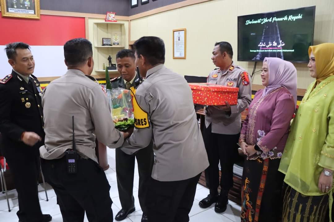 Beri Kejutan Manis di HUT TNI ke 79, Kapolres Pulang Pisau Bawa Kue Ulang Tahun dan Tumpeng ke Markas Kodim 1011/Klk
