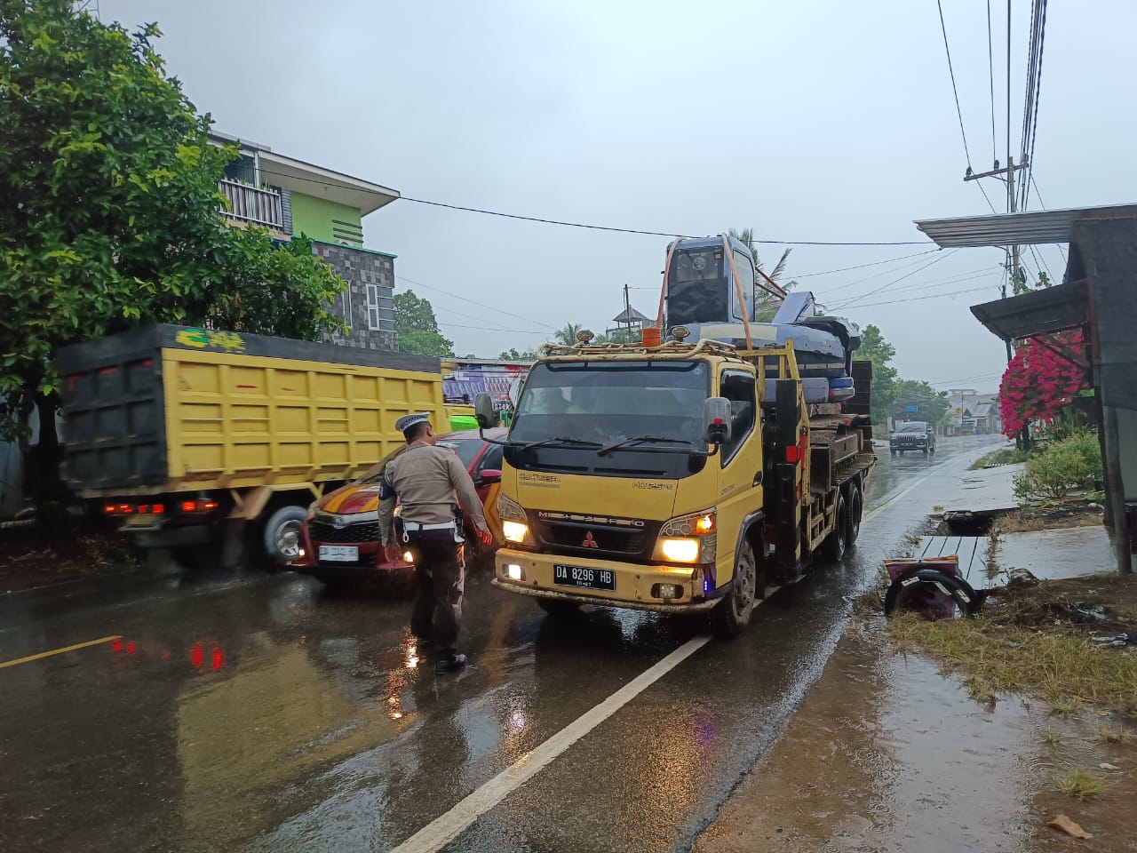 Ditlantas Polda Kalteng Imbau Masyarakat Berhati-hati di Jalan Setelah hujan