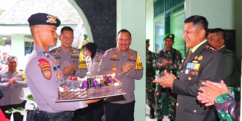 Kapolres Pekalongan Berikan Kejutan Kue Ulang Tahun HUT TNI 79 Untuk Dandim 0710