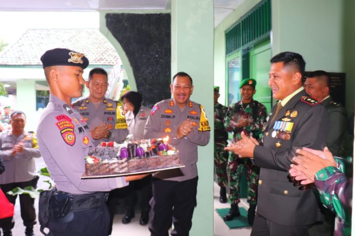 Kapolres Pekalongan Berikan Kejutan Kue Ulang Tahun HUT TNI 79 Untuk Dandim 0710