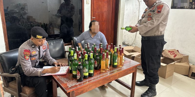 Beberapa Warung di Wilayah Sragi Kena Razia, Ratusan Botol Miras Diamankan Polisi