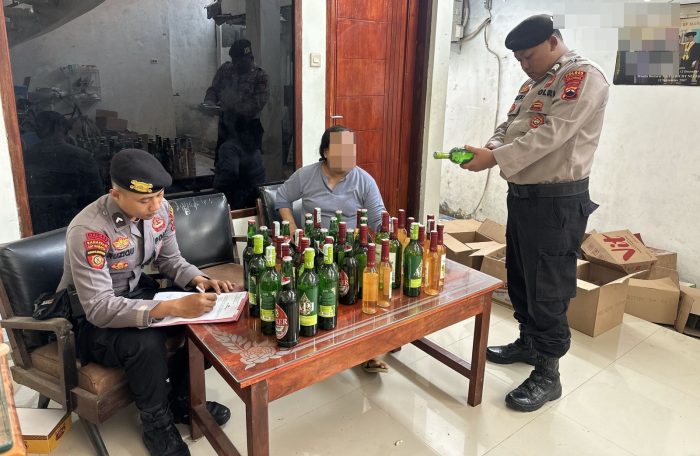 Beberapa Warung di Wilayah Sragi Kena Razia, Ratusan Botol Miras Diamankan Polisi