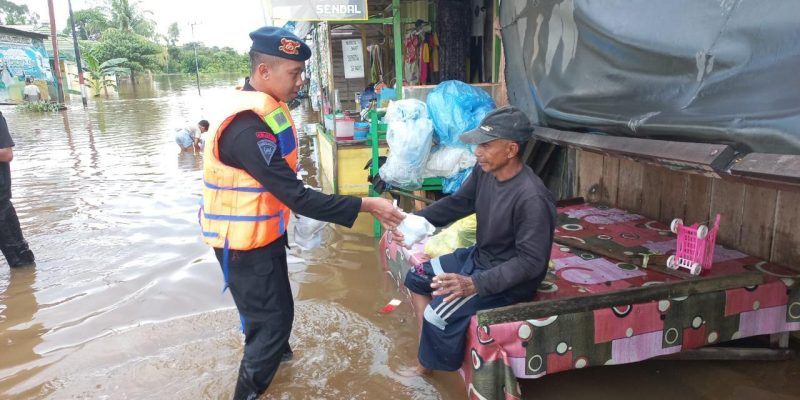 Satbrimob Polda Kalteng Bantu Evakuasi dan Distribusi Bantuan di Murung Raya