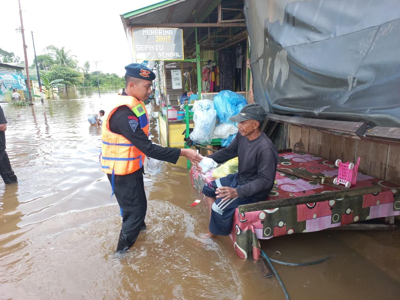 Satbrimob Polda Kalteng Bantu Evakuasi dan Distribusi Bantuan di Murung Raya