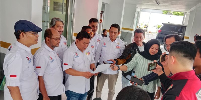 Tim Hukum Cagub Agustiar Edi Pratowo Laporkan Pemasangan Baliho ke Bawaslu Kalteng