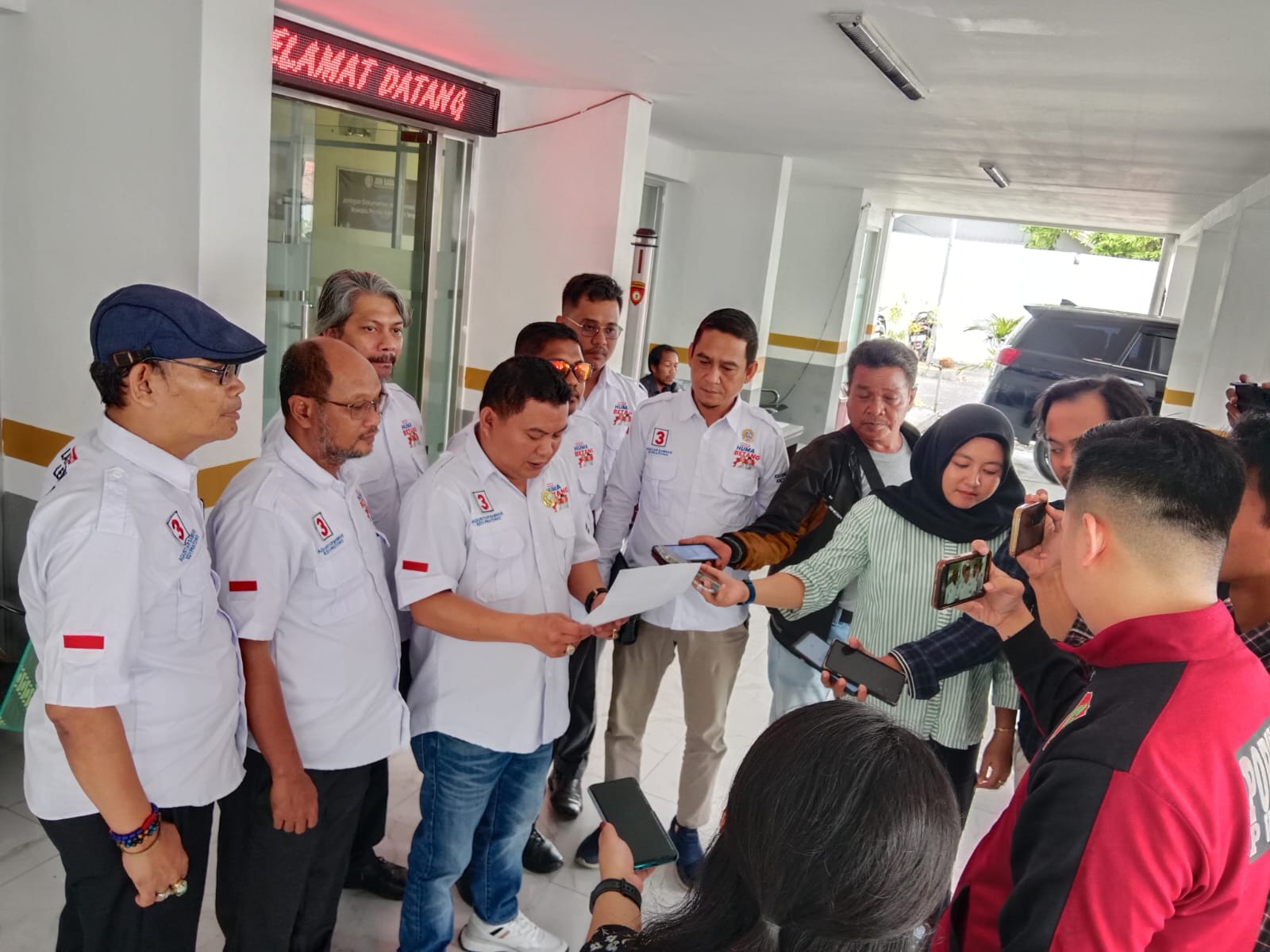 Tim Hukum Cagub Agustiar Edi Pratowo Laporkan Pemasangan Baliho ke Bawaslu Kalteng