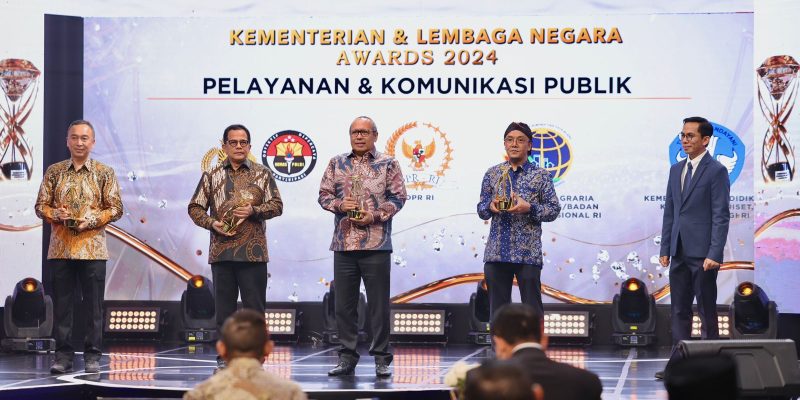 Polri Raih Penghargaan Lembaga Dengan Pelayanan dan Komunikasi Terbaik