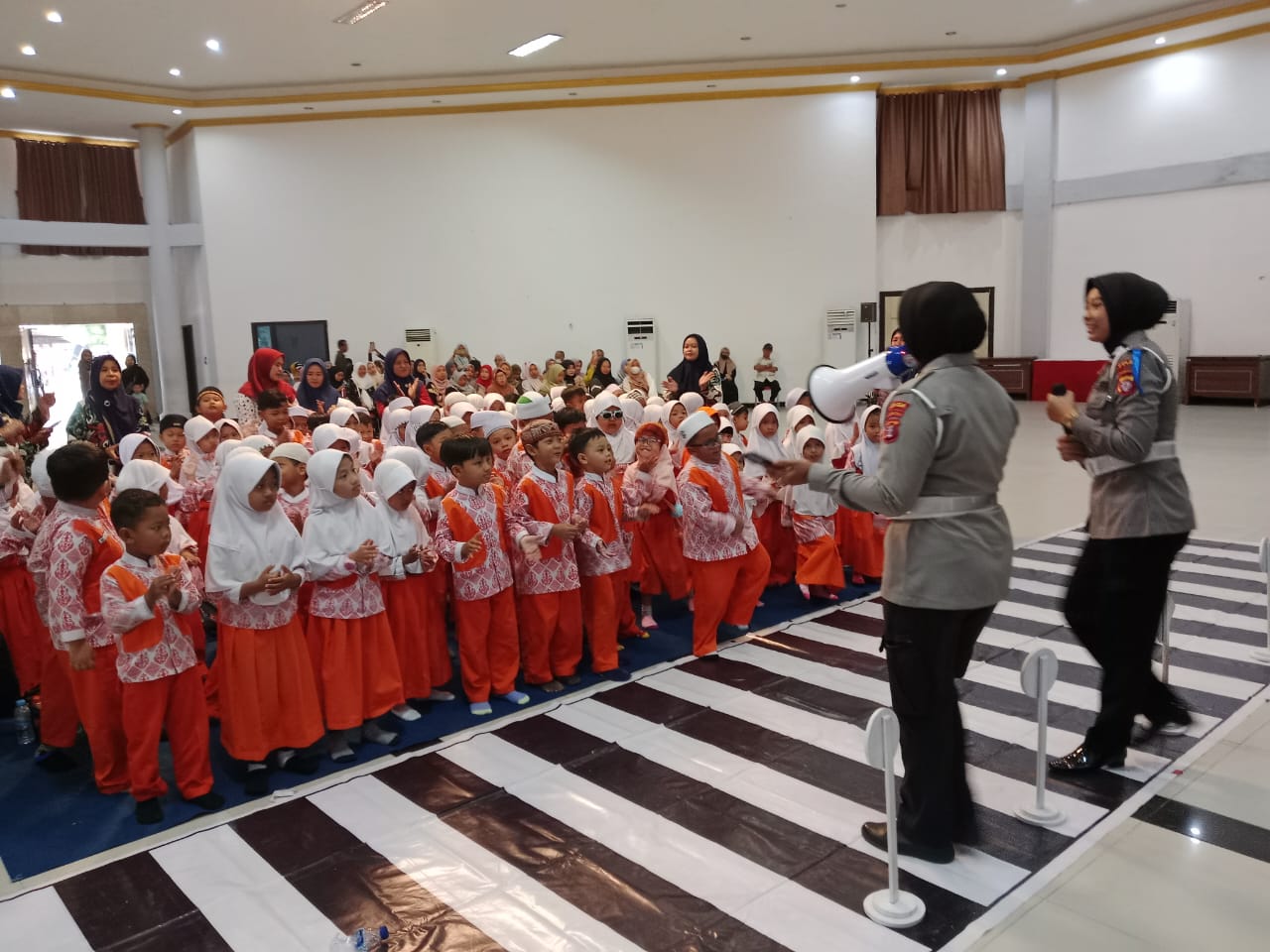 Ditlantas Polda Kalteng Tanamkan Tertib Berlalu Lintas Kepada Murid TK Perwinda