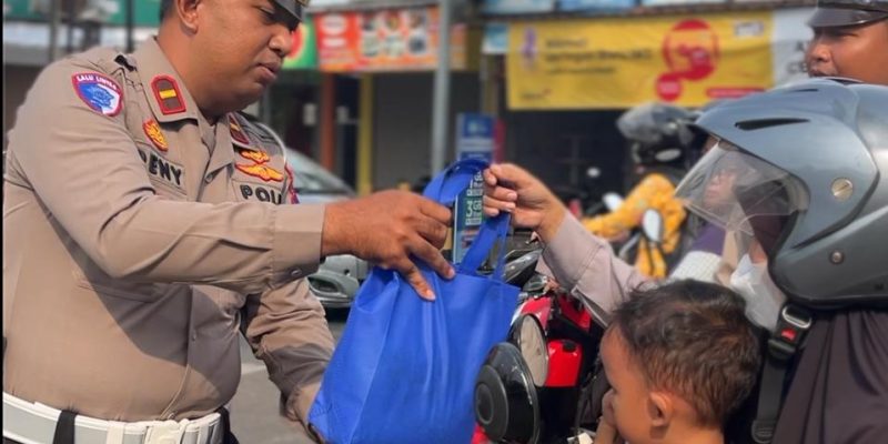 Polantas Polres Pekalongan Berikan Beras dan Minyak Goreng Bagi Pengendara Tertib Berlalu Lintas