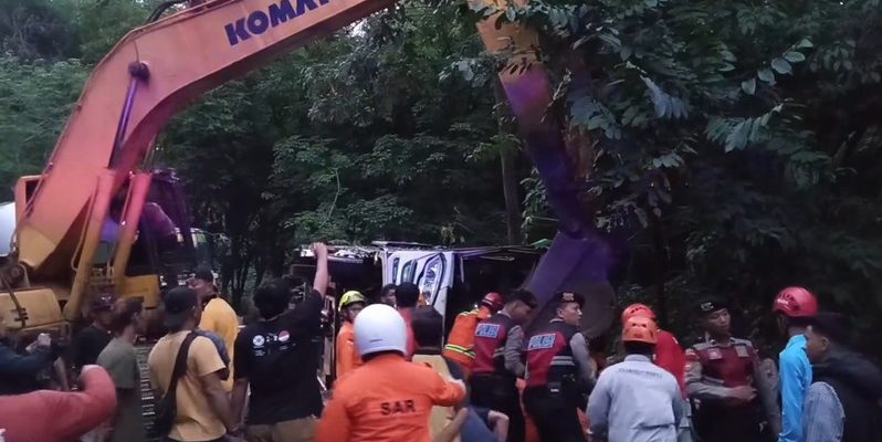 Sebuah Bus Terguling di Jalan Raya Linggoasri Kajen, Polisi Amankan dan Evakuasi Korban