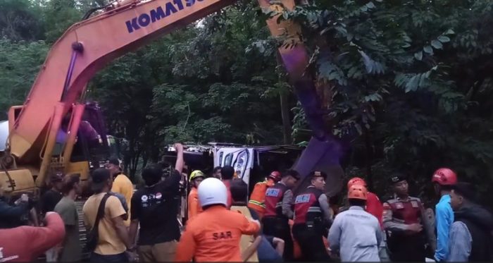 Sebuah Bus Terguling di Jalan Raya Linggoasri Kajen, Polisi Amankan dan Evakuasi Korban