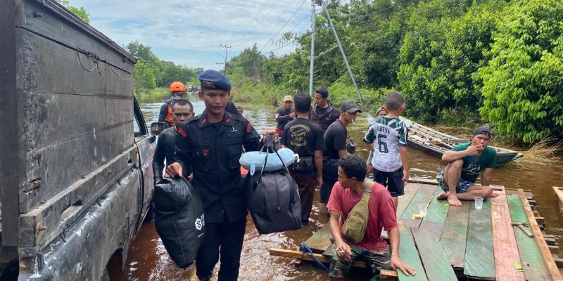 Personel Satbrimob Polda Kalteng Evakuasi Warga Korban Banjir di Murung Raya