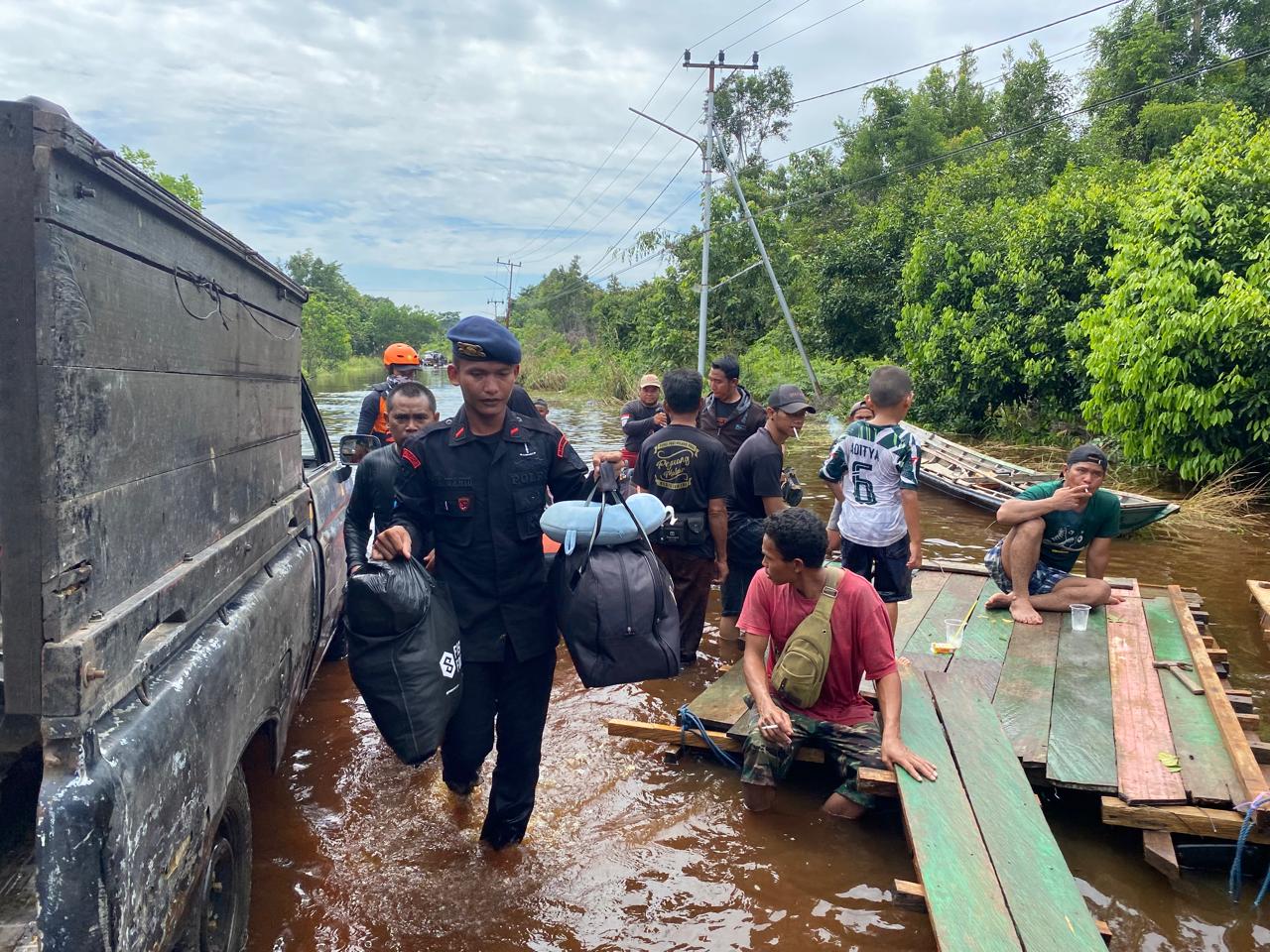 Personel Satbrimob Polda Kalteng Evakuasi Warga Korban Banjir di Murung Raya