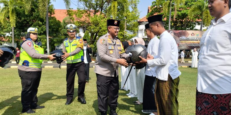 Ajak Santri Berkendara Aman, Polres Batang Bagikan Helm di Hari Santri