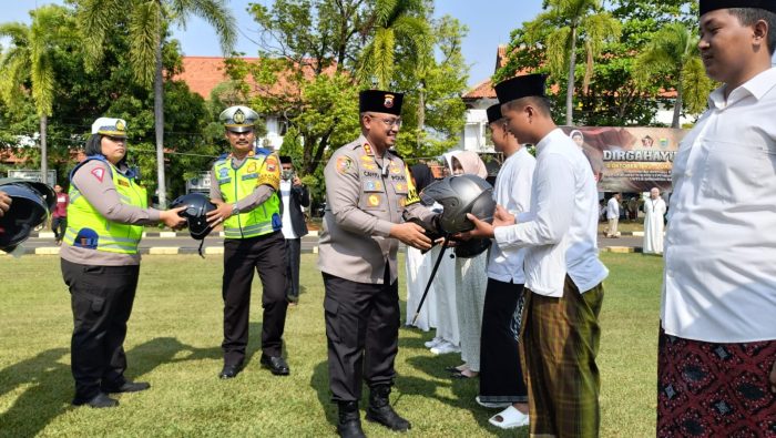 Ajak Santri Berkendara Aman, Polres Batang Bagikan Helm di Hari Santri