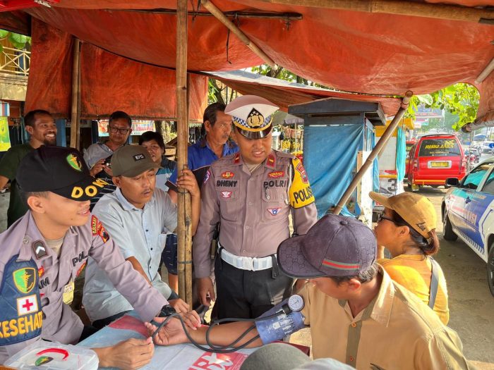 Satlantas Polres Pekalongan Gelar Cek Kesehatan Gratis Terhadap Pengemudi Supir Angkot