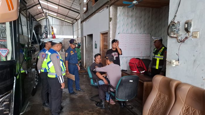 Satlantas Polres Pekalongan Bersama Dishub Laksanakan Ramcek di Garasi ZIFA Trans