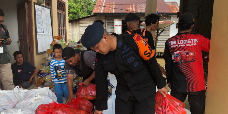 Peduli Korban Banjir di Mura, Brimob Kalteng Salurkan Ratusan Sembako