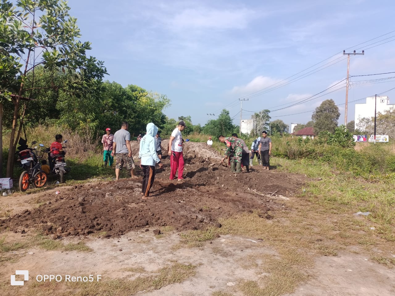 Bergerak Bersama Rakyat, Babinsa Gotong Royong Timbun Jalan Berlubang