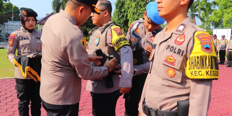 Wakapolres Pekalongan Serahkan 70 Rompi Anti Sayat dan 60 Senter Kepada Para Bhabinkamtibmas