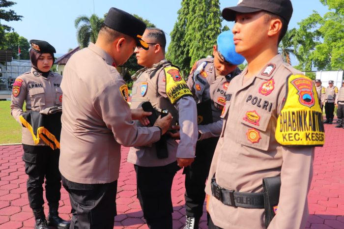 Wakapolres Pekalongan Serahkan 70 Rompi Anti Sayat dan 60 Senter Kepada Para Bhabinkamtibmas