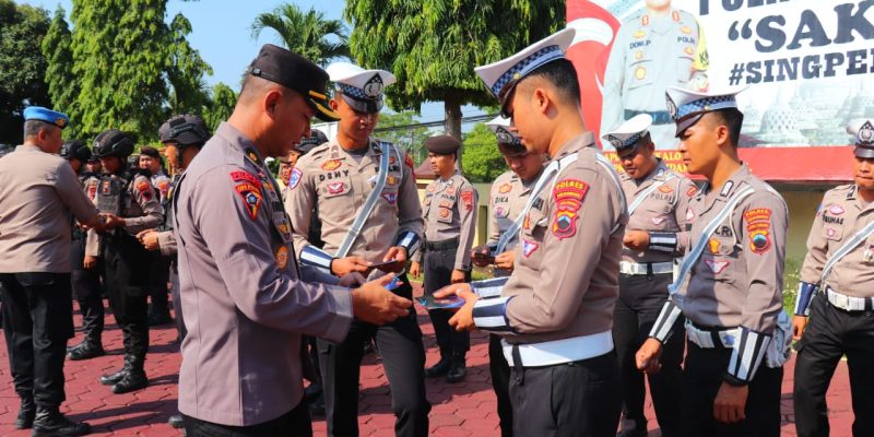 Polres Pekalongan Bagikan Buku Saku Pedoman Netralitas Anggota Polri dalam Pilkada 2024