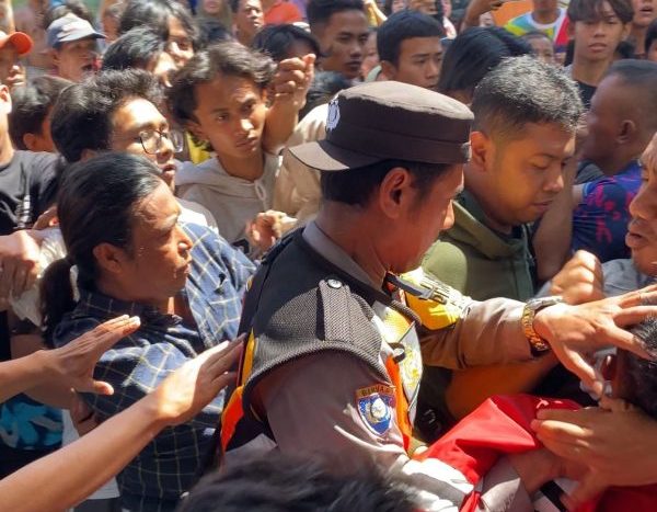 Polsek Simokerto Polrestabes Surabaya Amankan Pemuda Pencuri HP dan LPG dari Amukan Massa