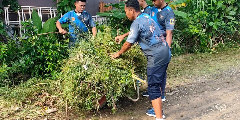 Satgasmar Pam Ambalat XXX Bersihkan Area Masjid