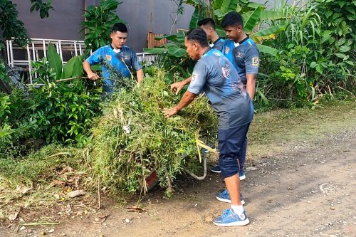 Satgasmar Pam Ambalat XXX Bersihkan Area Masjid