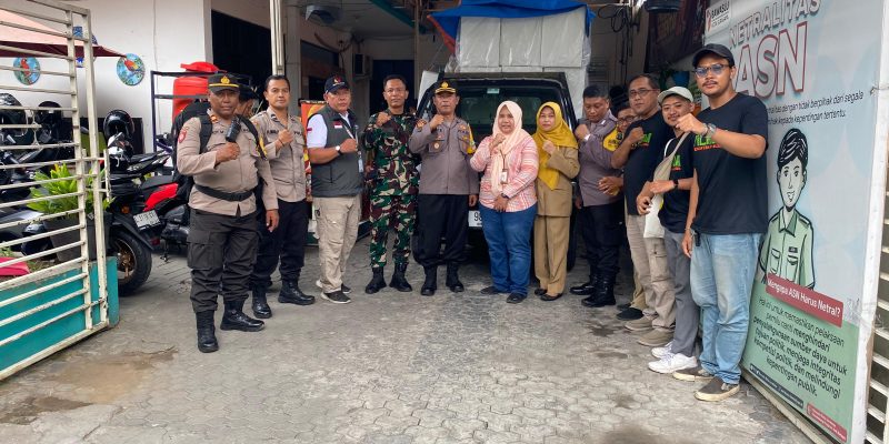 Kapolsek Simokerto Kawal Ketat Distribusi 244 Kotak Suara Pilkada 2024
