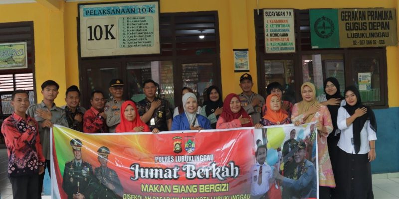 Polres LubukLinggau Lakukan Kegiatan Dukung Progam Pemerintah Dalam Memberikan Makanan Sehat Bergizi Kepada Siswa