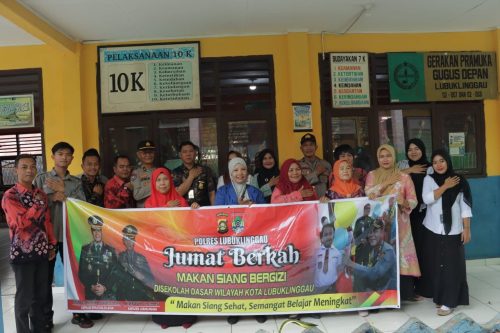 Polres LubukLinggau Lakukan Kegiatan Dukung Progam Pemerintah Dalam Memberikan Makanan Sehat Bergizi Kepada Siswa