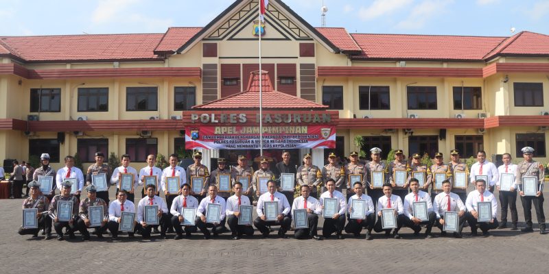 Apel Hari Senin Kapolres Pasuruan Cek Kelangkapan Ransus Dinas dan Pemberian Penghargaan