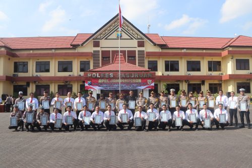 Apel Hari Senin Kapolres Pasuruan Cek Kelangkapan Ransus Dinas dan Pemberian Penghargaan