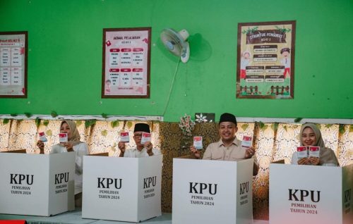 Rusdi Sutejo Bersama Istri Dan Keluarga Nyoblos Di TPS Kalianyar Bangil Optimis Menang