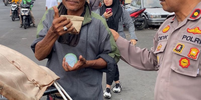 Kapolsek Simokerto Berikan Himbauan Dan Nasi Bungkus