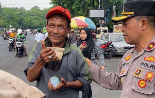 Kapolsek Simokerto Berikan Himbauan Dan Nasi Bungkus