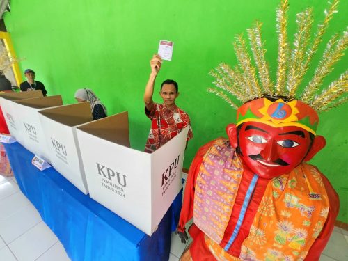 Nuansa Budaya Betawi Bikin Meriah Pilkada Serentak di TPS 068 Srengseng Sawah Jaksel